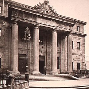 En la imagen: Fachada de la Escuela de Artes y Oficios de la Villa, 1914
