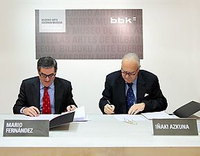 En la imagen: Mario Fernández e Iñaki Azkuna en el momento de la firma.