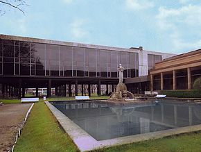 Image 1: View of the modern building, c. 1971.

Image 2: Jesús Cañada, president of COAVN-Vizcaya and Javier Viar, director of the museum.